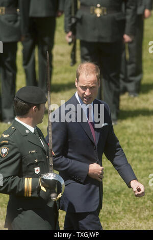 Il principe William ispeziona l'onore gaurd come lui e Kate, il Duca e la Duchessa di Cambridge, partecipare alla Gazzetta cerimonia di partenza dal Canada al Challenger rotante Park a Calgary, Alberta, Luglio 8, 2011. UPI/Heinz Ruckemann Foto Stock