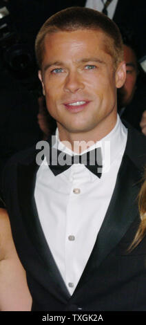 Brad Pitt pone per i fotografi sul tappeto rosso prima di screening di 'Troy' al Grand Theatre Lumiere la sera del secondo giorno del Festival del Cinema di Cannes a Cannes, Francia il 13 maggio 2004. (UPI foto/Christine masticare) Foto Stock
