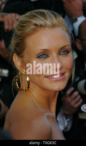 Cameron Diaz pone per i fotografi sul tappeto rosso prima di gala di screening di 'Shrek 2' presso il Palais des Festivals 15 Maggio 2004 durante il Festival del Cinema di Cannes a Cannes, Francia. Diaz voci il carattere della principessa Fiona in funzione animate che è uno dei film in concorso qui al Festival. (UPI foto/Christine masticare) Foto Stock