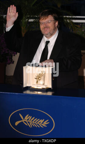 Il regista Michael Moore riconosce le acclamazioni dei fotografi a photocall dopo aver vinto La Palme d'Or per il suo film "Fahrenheit 911' al Cannes Film Festival Maggio 22, 2004 a Cannes, Francia. (UPI foto/Christine masticare) Foto Stock
