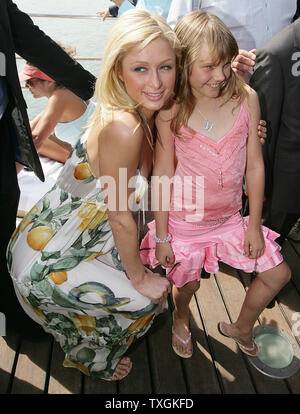 Paris Hilton e il suo co-star Mickey arrivare in barca per il photocall del suo nuovo film 'pegno questo'' in occasione della 58a Cannes film festival venerdì 13 aprile 2005. (UPI foto/Hugo Philpott) Foto Stock