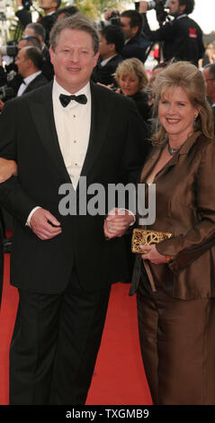 Ex U.S. Vicepresidente Al Gore e sua moglie ribaltabile arrivare sul tappeto rosso prima di una proiezione del film Francese 'Selon Charlie (Charlie dice)' alla 59a annuale di Cannes Film Festival di Cannes, Francia il 20 maggio 2006. (UPI foto/David Silpa) Foto Stock