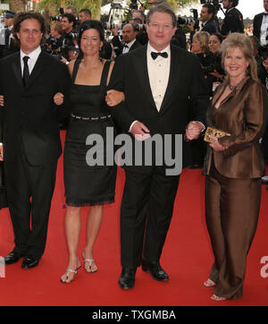 Direttore Davis Guggenheim (L a R), produttore Laurie David, ex U.S. Vicepresidente Al Gore e sua moglie ribaltabile arrivare sul tappeto rosso prima di una proiezione del film Francese 'Selon Charlie (Charlie dice)' alla 59a annuale di Cannes Film Festival di Cannes, Francia il 20 maggio 2006. (UPI foto/David Silpa) Foto Stock