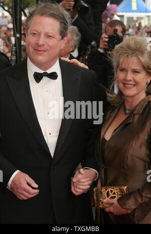 Ex U.S. Vicepresidente Al Gore e sua moglie ribaltabile arrivare sul tappeto rosso prima di una proiezione del film "Una scomoda verità' alla 59a annuale di Cannes Film Festival di Cannes, Francia il 20 maggio 2006. (UPI foto/David Silpa) Foto Stock