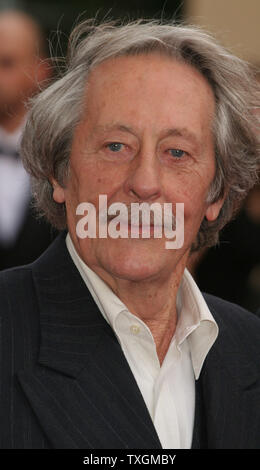 Attore francese Jean Rochefort arriva sul tappeto rosso prima di una proiezione del film Francese 'Selon Charlie (Charlie dice)' alla 59a annuale di Cannes Film Festival di Cannes, Francia il 20 maggio 2006. (UPI foto/David Silpa) Foto Stock