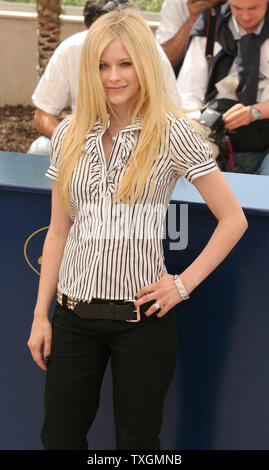 L'attrice Avril Lavigne arriva a una foto per il suo film "oltre la siepe' alla 59a annuale di Cannes Film Festival di Cannes, Francia il 21 maggio 2006. (UPI foto/David Silpa) Foto Stock