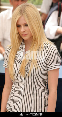 L'attrice Avril Lavigne arriva a una foto per il suo film "oltre la siepe' alla 59a annuale di Cannes Film Festival di Cannes, Francia il 21 maggio 2006. (UPI foto/David Silpa) Foto Stock