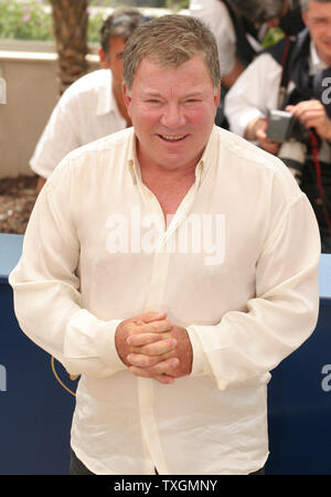 Attore William Shatner arriva a una foto per il suo film "oltre la siepe' alla 59a annuale di Cannes Film Festival di Cannes, Francia il 21 maggio 2006. (UPI foto/David Silpa) Foto Stock