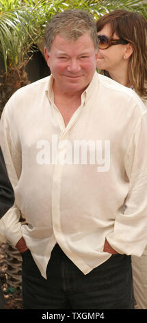 Attore William Shatner arriva a una foto per il suo film "oltre la siepe' alla 59a annuale di Cannes Film Festival di Cannes, Francia il 21 maggio 2006. (UPI foto/David Silpa) Foto Stock