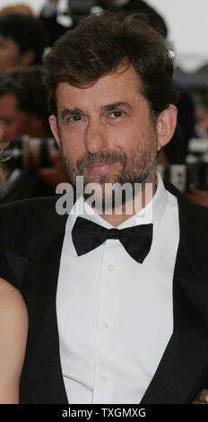 Il regista italiano Nanni Moretti arriva sul tappeto rosso per una proiezione del suo film "Il Caimano' alla 59a annuale di Cannes Film Festival di Cannes, Francia il 22 maggio 2006. (UPI foto/David Silpa) Foto Stock