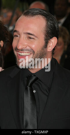 Attore francese Jean Dujardin arriva sul tappeto rosso per una proiezione del film "Il Caimano' alla 59a annuale di Cannes Film Festival di Cannes, Francia il 22 maggio 2006. (UPI foto/David Silpa) Foto Stock