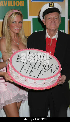 Il fondatore di Playboy Hugh Hefner festeggia il suo ottantesimo compleanno con Bridget Marquardt in occasione di una conferenza stampa per il suo show televisivo "Ragazze del Palazzo di Playboy' alla 59a annuale di Cannes Film Festival di Cannes, Francia il 25 maggio 2006. (UPI foto/David Silpa) Foto Stock