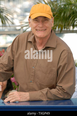 Direttore Barbet Schroeder assiste il photocall per 'Il terrore dell'avvocato del' Sulla Terrasse Riviera al sessantesimo Cannes Film Festival di Cannes, Francia il 18 maggio 2007. (UPI foto/Christine masticare) Foto Stock