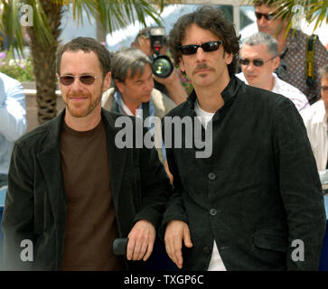 American registi Joel (R) e Ethan Coen frequentare il photocall per il loro nuovo film "nessun paese per gli uomini anziani' Sulla Terrasse Riviera al sessantesimo Cannes Film Festival di Cannes, Francia il 19 maggio 2007. (UPI foto/Christine masticare) Foto Stock