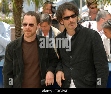 American registi Joel (R) e Ethan Coen frequentare il photocall per il loro nuovo film "nessun paese per gli uomini anziani' Sulla Terrasse Riviera al sessantesimo Cannes Film Festival di Cannes, Francia il 19 maggio 2007. (UPI foto/Christine masticare) Foto Stock