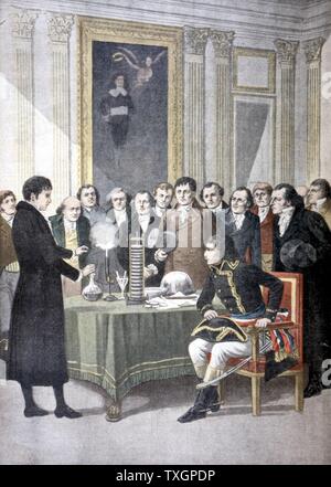 Alessandro Volta (1725-1827) fisico italiano, dimostrando la sua pila (batteria) a Napoleone 1901 da Le Petit Journal Paris Foto Stock