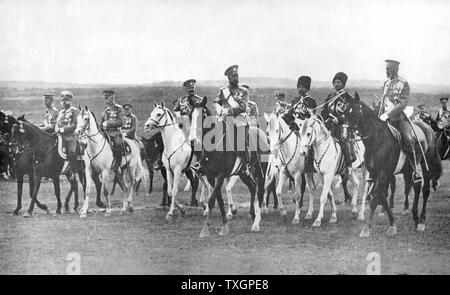Nicholas II (1868-1919) lo Zar di Russia a partire dal 1894, a cavallo, supportato dal suo staff ufficiali Foto Stock