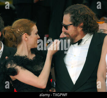 L'attrice francese Marie-Josee Croze (L) e direttore di Julian Schnabel guardare una delle tante farfalle rilasciato come il cast salite i gradini del Palais des Festivals per il gala screening di 'Le Scaphandre et Le Papillon' al sessantesimo Cannes Film Festival di Cannes, Francia il 22 maggio 2007. (UPI foto/Christine masticare) Foto Stock