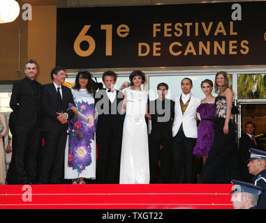 I membri della giuria tra cui la presidente della giuria Sean Penn arriva alla cima del rosso-tappezzate passaggi durante la 61annuale di Cannes Film Festival di Cannes, Francia il 14 maggio 2008. (UPI foto/David Silpa) Foto Stock