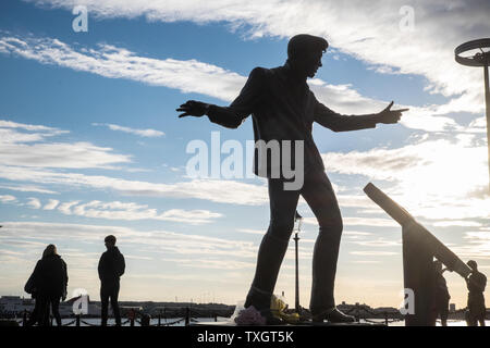 Billy Fury,silhouette,statua,a,Tramonto,Pier Head,waterfront,Liverpool,Nord,Nord,città,nord ovest,Merseyside,l'Inghilterra,inglese,GB,Gran Bretagna,British,UK, Foto Stock