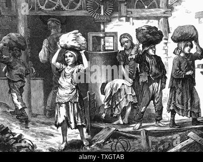 I bambini che trasportano carichi di argilla in brickyards delle Midlands inglese. È stato stimato che in questo momento non ci sono state tra 20.000 e 30.000 bambini da 5 a 16 al lavoro in British brickyards. Da "La grafica' 27 maggio 1871, incisione su legno Londra Foto Stock