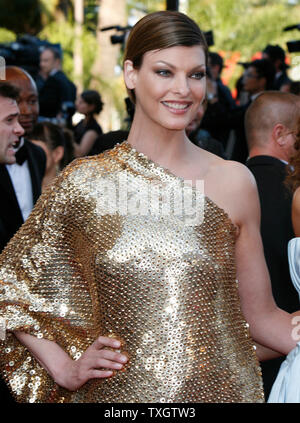 Model Linda Evangelista arriva sul tappeto rosso prima della premiere mondiale del film "L'Indiana Jones 4: Regno del Teschio di Cristallo' durante la 61annuale di Cannes Film Festival di Cannes, Francia il 18 maggio 2008. (UPI foto/David Silpa) Foto Stock