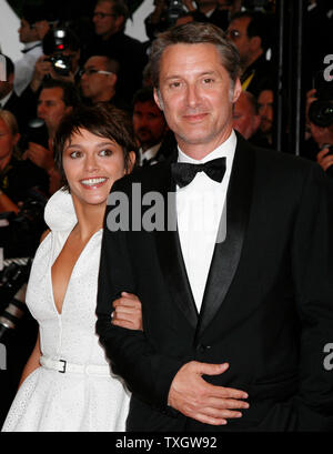 Il presentatore TV Antoine de Caunes e sua figlia Emma arrivano sul tappeto rosso prima di una proiezione del film "lo scambio' durante la 61annuale di Cannes Film Festival di Cannes, Francia il 20 maggio 2008. (UPI foto/David Silpa) Foto Stock