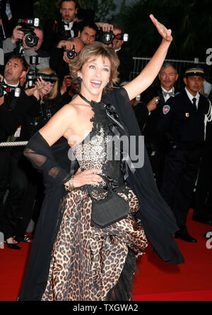 L'attrice Corinne Touzet arriva sul tappeto rosso prima di una proiezione del film "lo scambio' durante la 61annuale di Cannes Film Festival di Cannes, Francia il 20 maggio 2008. (UPI foto/David Silpa) Foto Stock