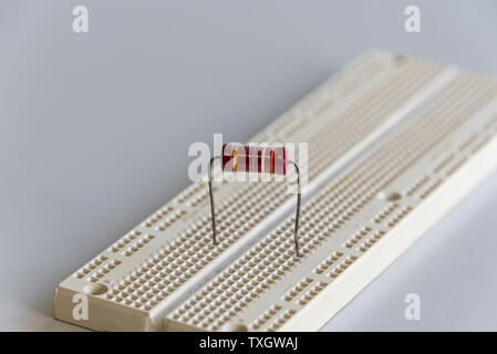 La resistenza su breadboard Foto Stock