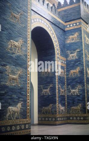 Ishtar Gate attraverso cui ran processionale road. Una delle 8 porte fortificate di Nebukadnetsar (Nebuchanezzar) città di Babilonia, è stato decorato con draghi e giovani tori in rilievo in mattoni. Neo-Babylonian c575 BC restaurato in mattoni smaltati Pergamon Museum di Berlino Foto Stock