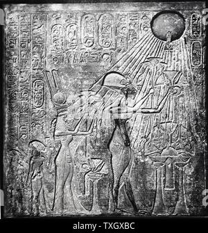 Akhenaten (Amenhotep IV) eretico faraone regnò dal 1353-1336 A.C. qui con Nefertiti e le loro due figlie offrono doni al sole sollievo originariamente nel Tempio del Sole, Tebe. Indumenti di lino Foto Stock