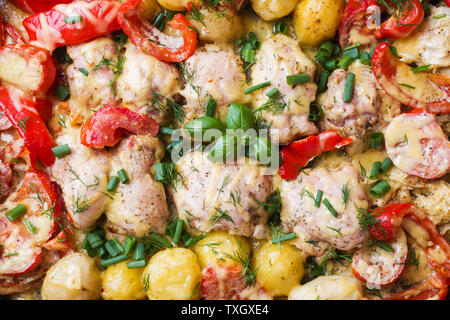 Il pollo al forno cosce, patate e verdura. Close up. Foto Stock