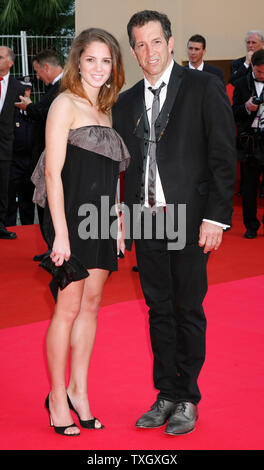 Emily Cole e amfAR presidente Kenneth Cole arrivare sul tappeto rosso prima di una proiezione del film "ynecdoche, New York' durante la 61annuale di Cannes Film Festival di Cannes, Francia il 23 maggio 2008. (UPI foto/David Silpa) Foto Stock