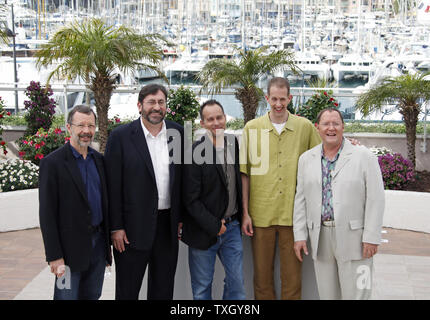 (Da l a r) presidente della Walt Disney Animation Studios ed Catmull, direttore Bob Peterson, produttore Jonas Rivera, Direttore Pete Docter e produttore esecutivo John Lasseter arrivano a un photocall per il film "up" della 62a annuale di Cannes Film Festival di Cannes, Francia il 13 maggio 2009. Il film, che non fa parte del festival concorso, è stato scelto come il film di apertura del festival. (UPI foto/David Silpa) Foto Stock