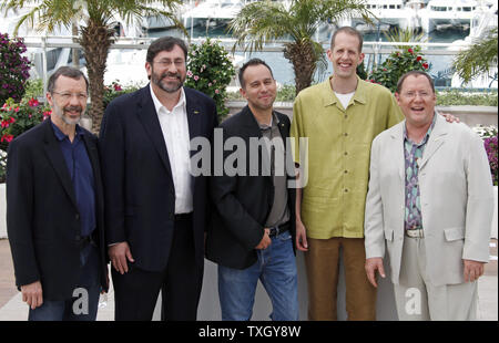 (Da l a r) presidente della Walt Disney Animation Studios ed Catmull, direttore Bob Peterson, produttore Jonas Rivera, Direttore Pete Docter e produttore esecutivo John Lasseter arrivano a un photocall per il film "up" della 62a annuale di Cannes Film Festival di Cannes, Francia il 13 maggio 2009. Il film, che non fa parte del festival concorso, è stato scelto come il film di apertura del festival. (UPI foto/David Silpa) Foto Stock