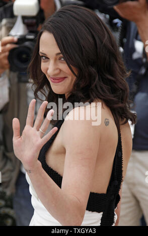 Attrice e membro della giuria Asia Argento gesti a una giuria photocall prima dell'apertura ufficiale della 62annuale di Cannes Film Festival di Cannes, Francia il 13 maggio 2009. (UPI foto/David Silpa) Foto Stock