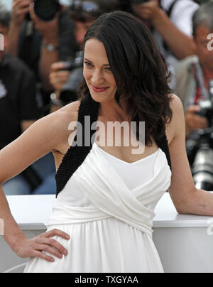 Attrice e membro della giuria Asia Argento arriva a una giuria photocall prima dell'apertura ufficiale della 62annuale di Cannes Film Festival di Cannes, Francia il 13 maggio 2009. (UPI foto/David Silpa) Foto Stock