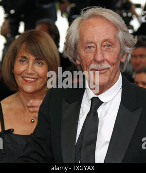 Il Ministro francese della Cultura e della comunicazione Christine Albanel (L) e l'attore Jean Rochefort arrivare sul tappeto rosso prima di una proiezione del film 'Up' all'apertura del 62annuale di Cannes Film Festival di Cannes, Francia il 13 maggio 2009. (UPI foto/David Silpa) Foto Stock