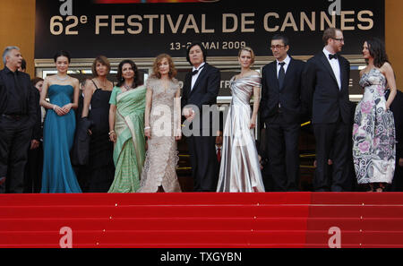 I membri della giuria arriva alla cima della rossa passi prima di una proiezione del film 'Up' all'apertura del 62annuale di Cannes Film Festival di Cannes, Francia il 13 maggio 2009. (UPI foto/David Silpa) Foto Stock