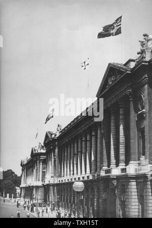 II Guerra Mondiale: Occupazione di Parigi dagli invasori tedeschi. La bandiera nazista sorvolano il ministero della Marina Building, Place de la Concorde, Luglio 1940 Foto Stock