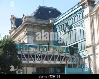 Un treno su un binario sospeso appare come se si è in viaggio nell'edificio e scomparire all'interno alla Gare d'Austerlitz, Parigi, Francia Foto Stock