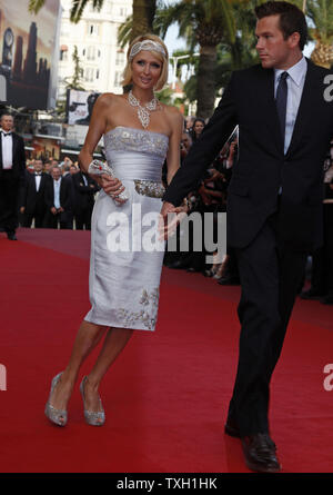 Socialite Paris Hilton e il fidanzato Doug Reinhardt arrivare sul tappeto rosso prima di una proiezione del film "Inglourious Basterds' alla sessantaduesima annuale di Cannes Film Festival di Cannes, Francia il 20 maggio 2009. (UPI foto/David Silpa) Foto Stock