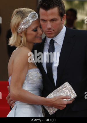 Socialite Paris Hilton e il fidanzato Doug Reinhardt arrivare sul tappeto rosso prima di una proiezione del film "Inglourious Basterds' alla sessantaduesima annuale di Cannes Film Festival di Cannes, Francia il 20 maggio 2009. (UPI foto/David Silpa) Foto Stock