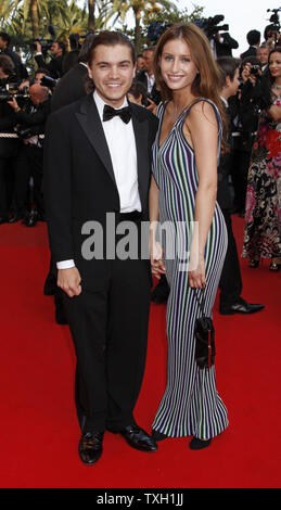 Attore Emile Hirsch e fidanzata Brianna Domont arrivare sul tappeto rosso prima di una proiezione del film "Inglourious Basterds' alla sessantaduesima annuale di Cannes Film Festival di Cannes, Francia il 20 maggio 2009. (UPI foto/David Silpa) Foto Stock