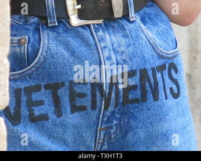 Close-up della parola 'VETEMENTS' stampati sul jeans attraverso lo stomaco di una giovane donna Foto Stock