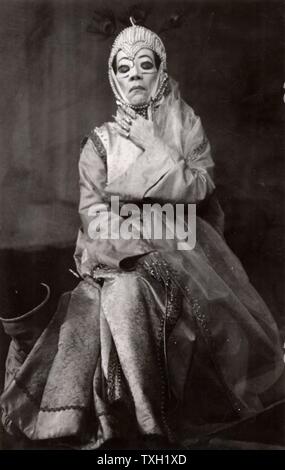 Bertholt Brecht (1898-1956) drammaturgo tedesco e poeta. La produzione del suo gioco "La Caucasian Chalk Circle" con il Berliner Ensemble. Helene Weigel come la moglie del governatore. Foto Stock