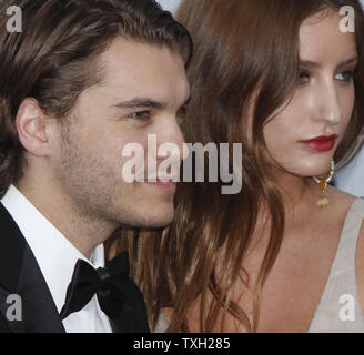 Attore Emile Hirsch e fidanzata Brianna Domont arrivano all'amfAR Cinema contro l AIDS 2009 gala presso l'Hotel du Cap di Antibes, in Francia il 21 maggio 2009. L'evento, che si tiene ogni anno durante l'annuale Festival del Cinema di Cannes, raccoglie fondi per la ricerca sull'AIDS. (UPI foto/David Silpa) Foto Stock