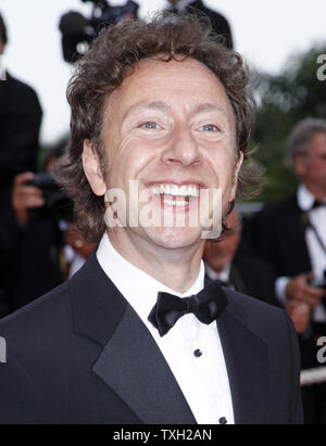 TV personality Stephane Bern arriva sul tappeto rosso prima di una proiezione del film "L'Imaginarium del dottore Parnassus' alla sessantaduesima annuale di Cannes Film Festival di Cannes, Francia il 22 maggio 2009. (UPI foto/David Silpa) Foto Stock
