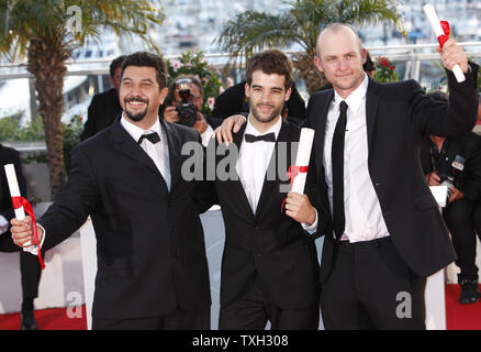 Amministrazione Louis Sutherland (L) e Mark Albiston (R) tenere la loro menzione speciale awards per 'i sei Dollar cinquanta Man' mentre il regista João Salaviza (C) mantiene la sua Palme d'Or Short Film Award per "Arena" presso il premio photocall dopo la cerimonia di chiusura del 62annuale di Cannes Film Festival di Cannes, Francia il 24 maggio 2009. (UPI foto/David Silpa) Foto Stock