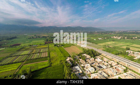 Riprese aeree campi e strade Foto Stock